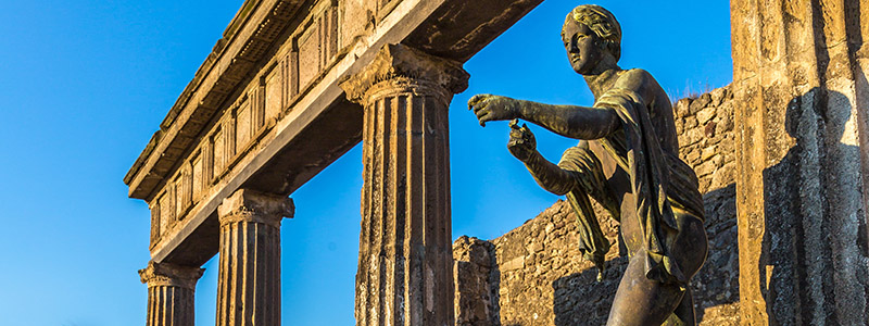 Ruinstaden Pompeji med statyer och byggnader i södra Italien.
